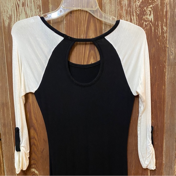 Black and off-white Key-Hole Tab Sleeve Knit Maxi - Picture 3 of 4